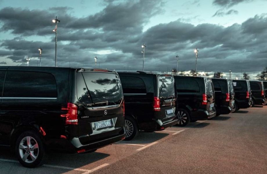 Fleet minivan hire with chauffeur